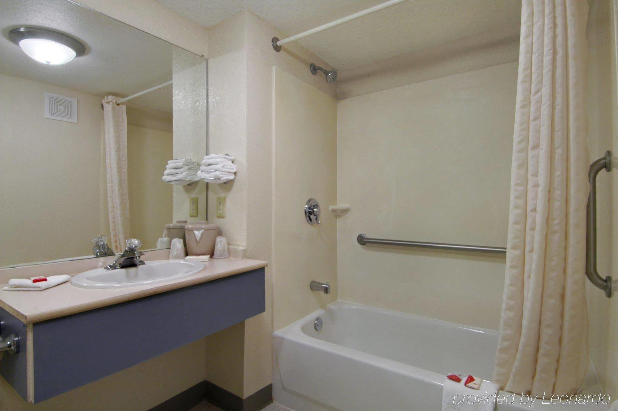 Red Roof Inn Jackson Downtown - Fairgrounds Стая снимка